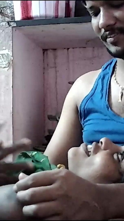 لحظة لا تنسى من "ربة منزل هندية بأثداء رائعة كبيرة"