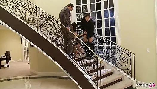 Sapık orta yaşlı seksi kadın Britney üçlü seks sırasında villada götten sikiliyor