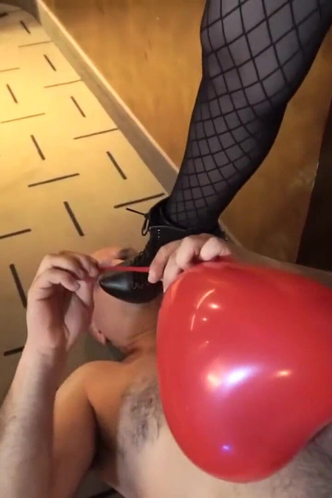 Une nana femdom se fait piétiner et punit son esclave