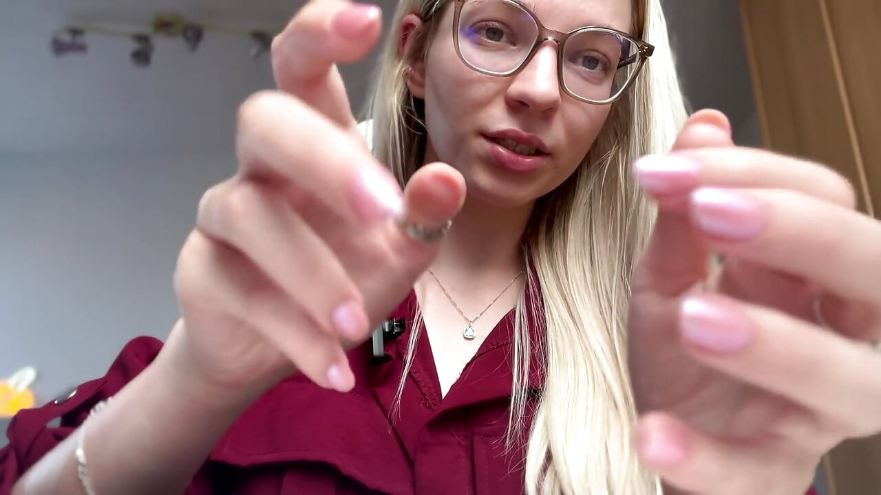 Wredna dziewczyna karze cię łaskocze Asmr