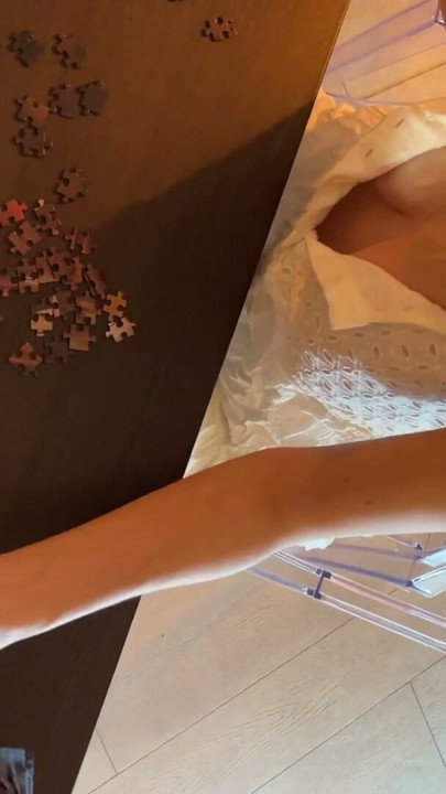Ateşli sarışın büyük memeli yeni azgın evli kadın külotsuz sutyensiz bilmece sabitleyici olarak penis ve boşalma öncesi kullanıyor | Klip 2