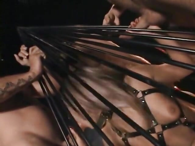 Con đĩ mông to phục tùng DP đụ và bukkake được bao phủ trong xuất tinh trong màn chơi sáp bdsm