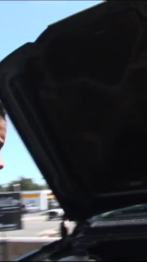 Une salope latina aux cheveux noirs aux petits seins naturels se fait draguer dans la rue | Clip 1