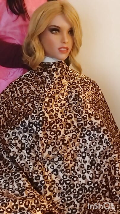 Sesión de modelado con la capa de corte de pelo sedosa y suave de Lauren