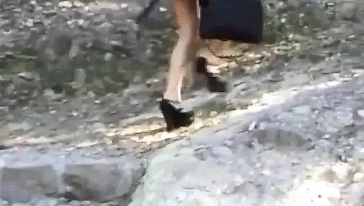 Açık havada sidik pantolonlu kız