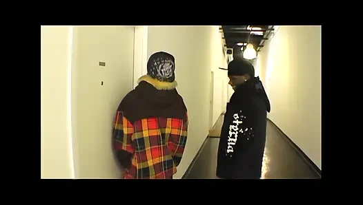 Горячая крошка принимает член