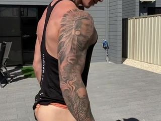 Homem musculoso faz esportes e banho sexy