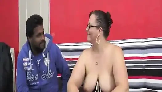 SSBBW dewasa disetubuhi di pantat oleh 5 pria dan mengambil banyak air mani di mulutnya