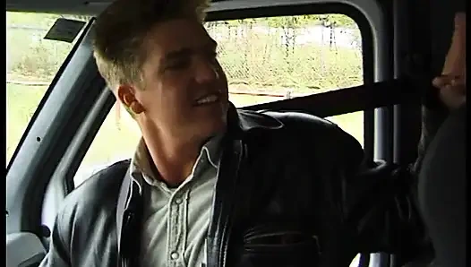 Блондинку-крошку вспахали в машине в тройничке