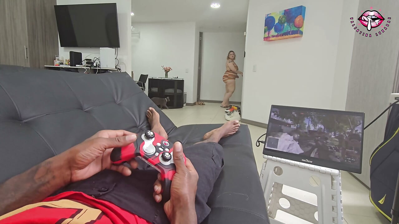 夫の親友がソファで中出しした
