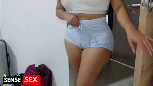 Cameltoe! 18-letni kuzyn przyłapany na odwiedzaniu wuja