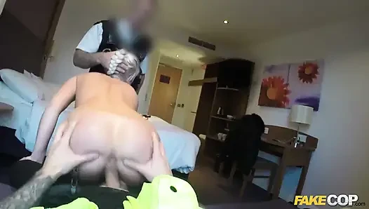 Fake cop - pOV-dreier mit ein paar lesben