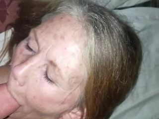 60letá děvka má výstřik na obličej