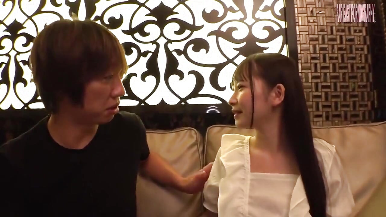 Η χαριτωμένη παρουσία της ανακατεύει κάτι βαθιά μέσα μου - 1