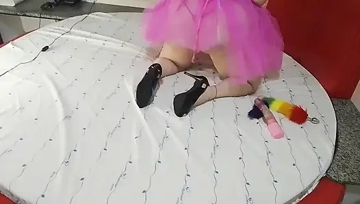 Sadece seksi iç çamaşırı giyiyor, kocasını kışkırtıyor