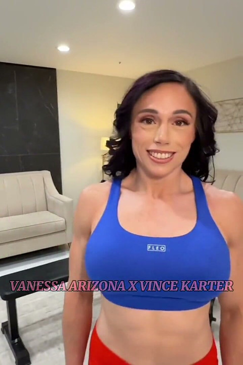 Kuntosalitreeni kuntovalmentajani paksulla tangolla - Vanessa Arizona saa kyrpää Vince Karterilta