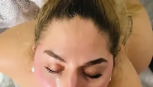 Eine wunderschöne, große College-Blondine gibt ihrem Freund an mehreren Stellen einen Blowjob