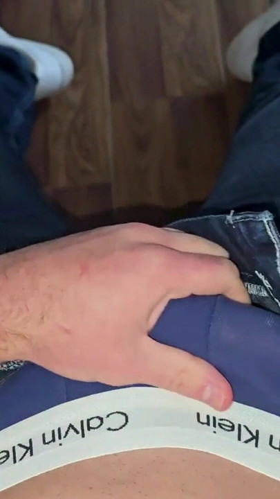 老板椅上的德国声音..蓝色卡尔文克莱恩拳击手..鸡巴摇滚硬..precum flowing | 短片 1