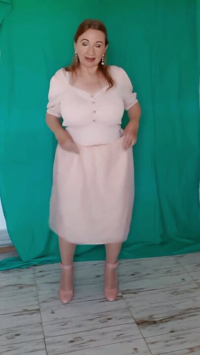 Milf caliente con enormes tetas digitación coño, hablar sucio después de sexy striptease