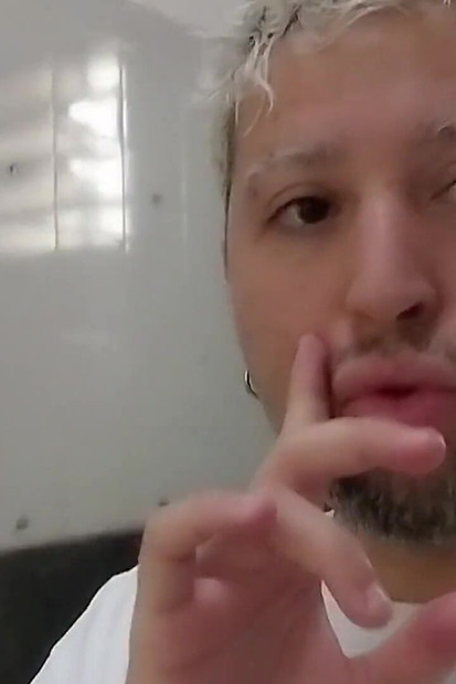 私は、友人をこっそり吸った後、公衆トイレで自分自身をチラ見せしているところを捕まりました。