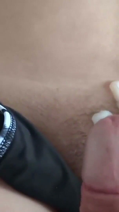 Hermosa madrastra se cubre de esperma, su hermoso cuerpo empapado en semen y se ve muy feliz | Clip 1