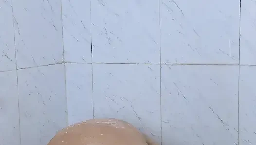 Tesettürlü kız öğrenci 18+ üniformasını çıkarıyor ve dersten sonra cildini porno yıldızı gibi yapmak için vücudunu temizliyor - minokiiko