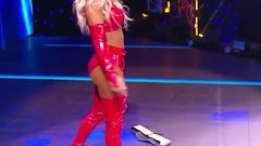 WWE - Carmella in rode outfit die over Sasha Banks staat