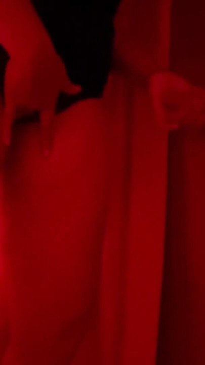 Glory Hole u disko toaletu, pušim strancu | Klip 2