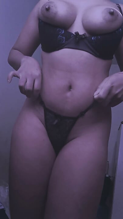 Morena gostosa e safada a dar prazer a si mesma. Uma morena sexy à frente da câmara, toda excitada e molhada.