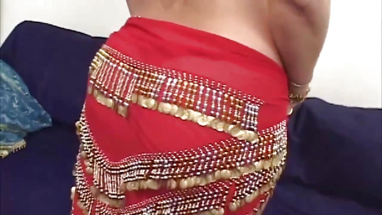 Büyük memeli esmer orta yaşlı seksi kadın sert biniyor ve her damlayı yutuyor
