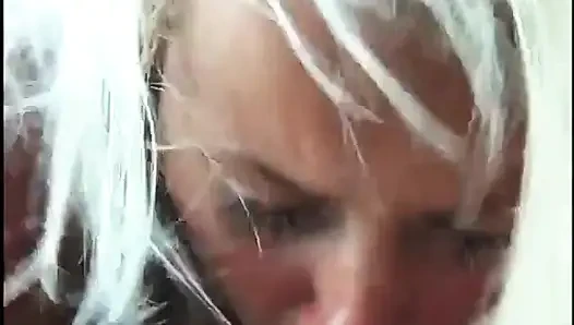 Junge blonde schlampe genießt großen schwanz