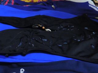 Éjaculation sur maillot de bain spandex noir.