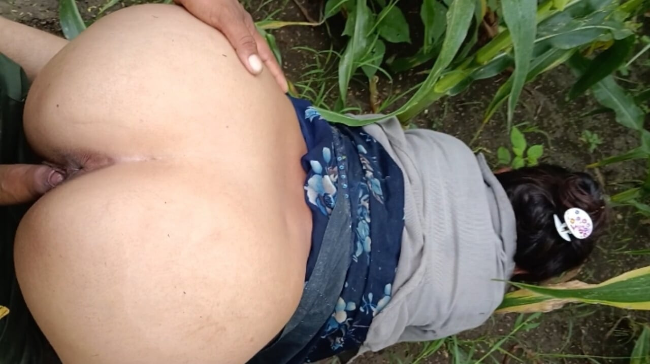 Devar apni bhabhi ko khet mein doggy style mein badi moti gand mein land ghused kar pichhwade Se chod raha hai bhabhi Apne sage devar se gan