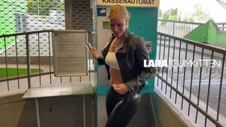 Lara Cumkitten - teaser, legging, éjaculation