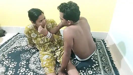 Menelanjangi teman kakak iparku dan menidurinya.