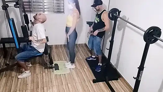 Evli kadın kocasını spor salonunda arkadan aldatıyor!