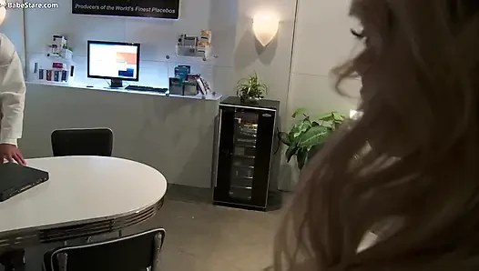 Üniformalı iki seksi hemşire tıraşlı amcıklarını açıyor