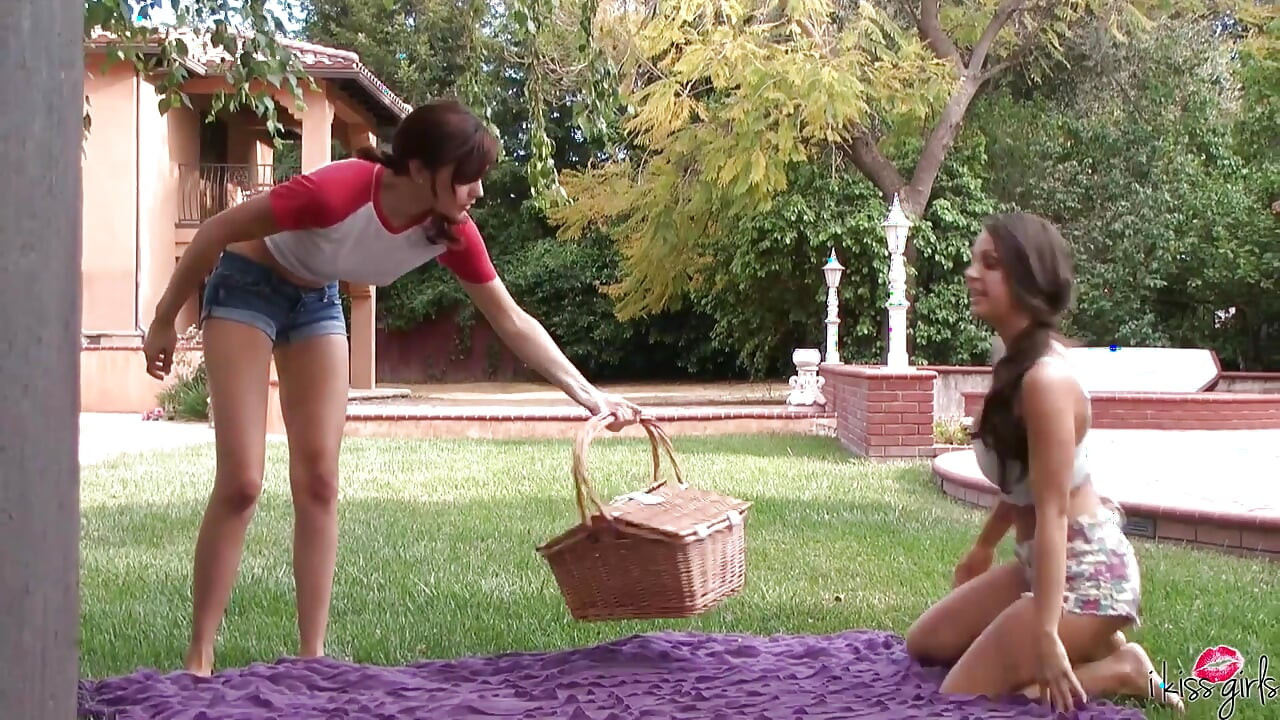 अबीगैल मैक और एरियाना मैरी पिकनिक के लिए जाते हैं