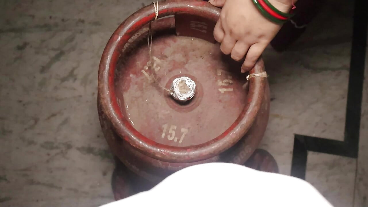 The lonely Bhabhi at home called the cylinder guy and got fucked hard