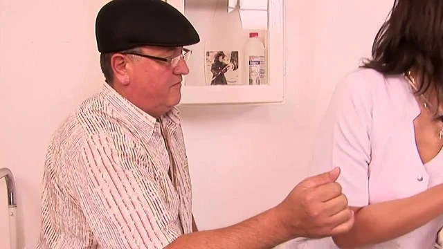 YOUNG GIRL SUCKS CHUBBY MEN