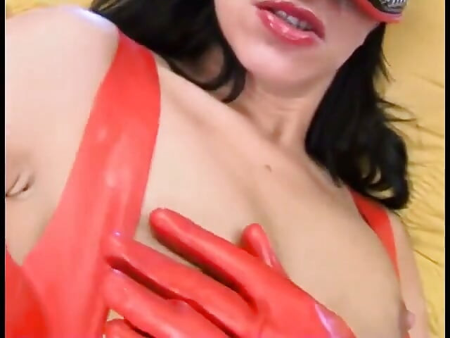 Uma dominatrix fofa faz o homem lamber e foder sua buceta molhada