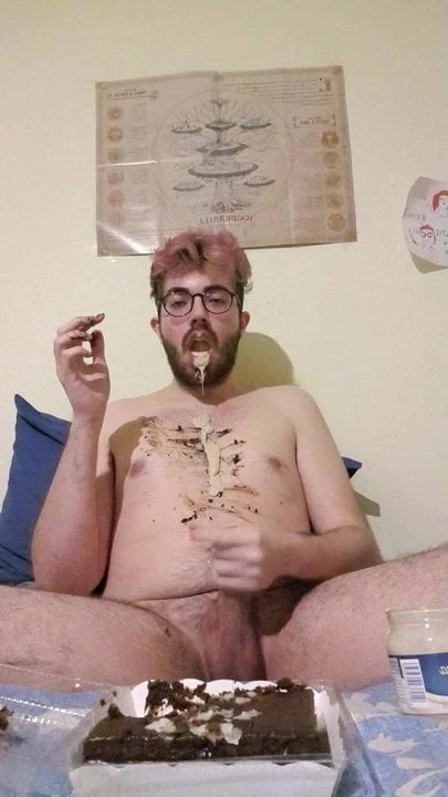 Chubby Gainer makes a mess while eating like a pig