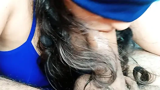 Meine junge stiefschwester lutscht meinen schwanz so eifrig, dass es mich verrückt macht