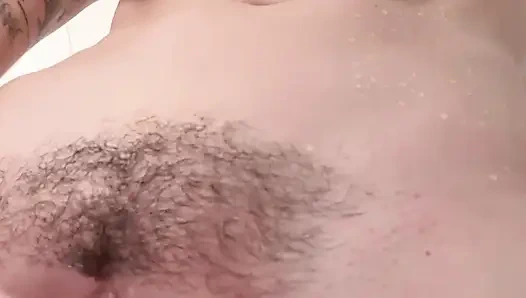 Duşta güzel amcığım ve sulu göğüslerimle oynuyorum (duş başlığı mastürbasyonu)