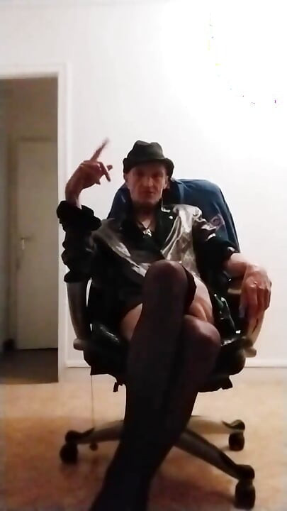 Glamurozni striptiz totalno!!