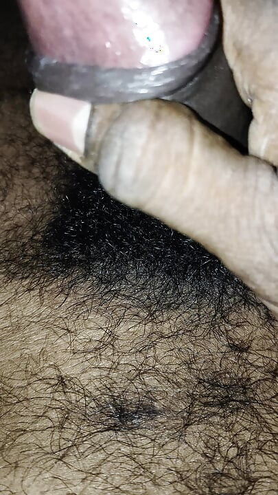 Cậu bé Ấn Độ một mình ở nhà và làm công việc tay