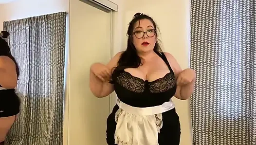 Çoraplı iri güzel kadın hizmetçi aynayla poz yapıyor