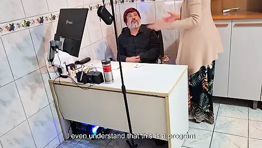 Kadın patron çalışana kıyafetlerini çıkarmasını ve götünü emiyor.