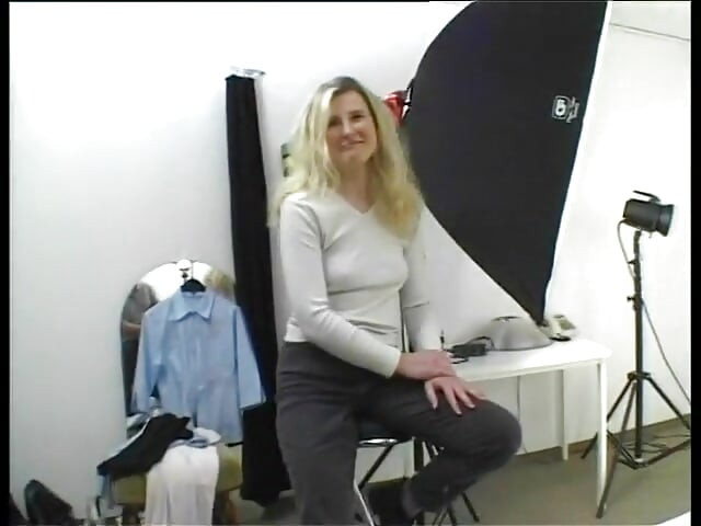 Rubia en medias masturbándose antes de chupar y montar la polla del agente de casting