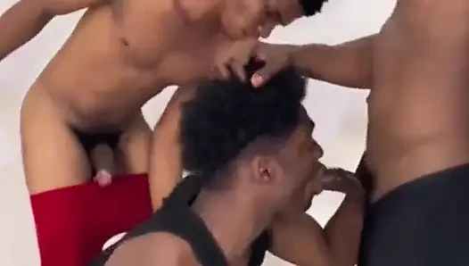 En iyi üç arkadaş eğleniyor ve sikişiyor